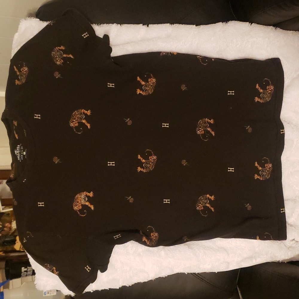 Hollister mens tshirt with tigers and roses